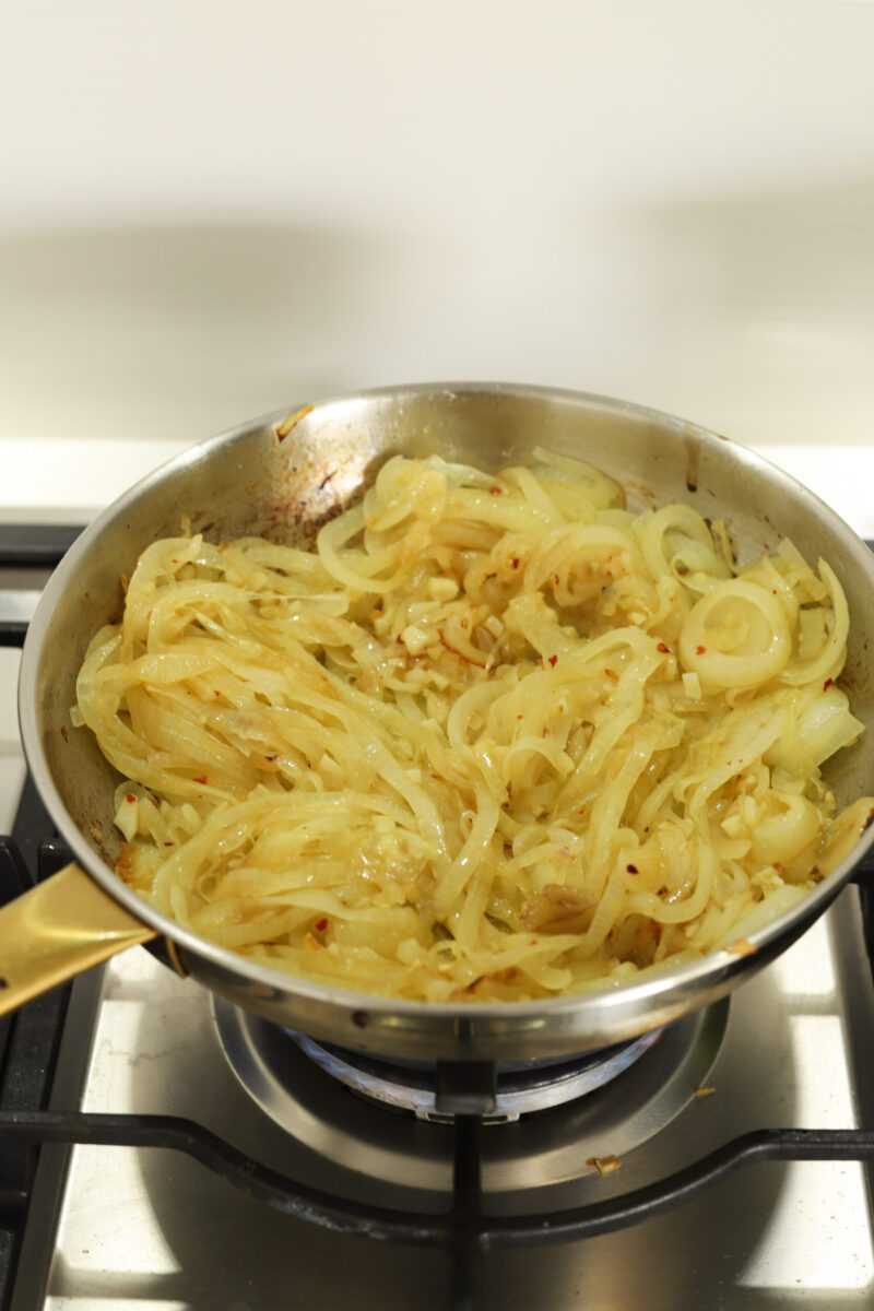 Fry the onions in a pan.
