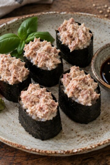 Gunkan shushi on a plate.